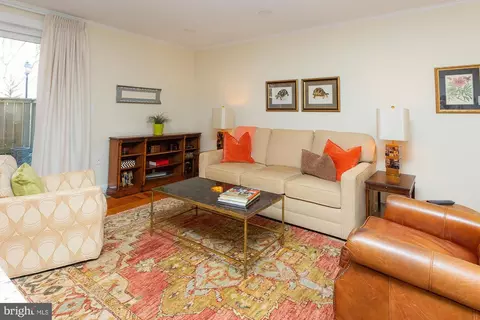 Living - 21 Hamill Rd #21B, Baltimore, MD 21210 photo 2 of 5