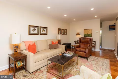 Living - 21 Hamill Rd #21B, Baltimore, MD 21210 photo 1 of 5