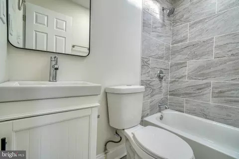 Bath - 3426 Lyndale Ave, Baltimore, MD 21213 photo 2 of 4