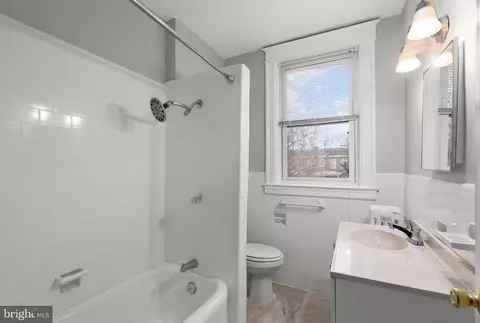 Bath - 3136 Sequoia Ave, Baltimore, MD 21215 photo 2 of 4