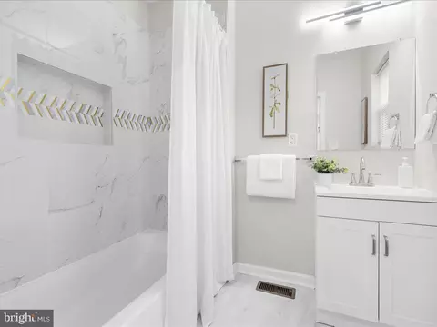 Bath - 5813 Simmonds Ave, Baltimore, MD 21215 photo 3 of 8