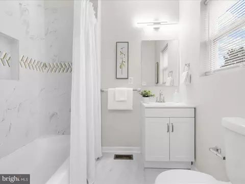 Bath - 5813 Simmonds Ave, Baltimore, MD 21215 photo 4 of 8