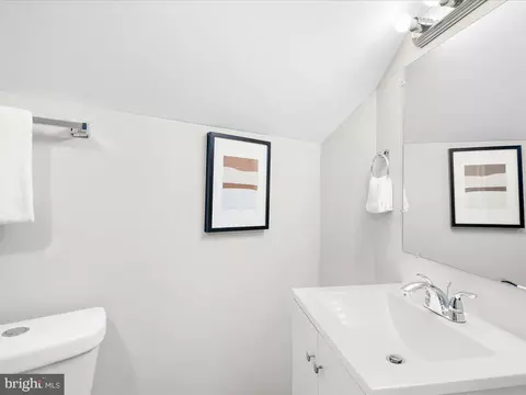 Bath - 5813 Simmonds Ave, Baltimore, MD 21215 photo 6 of 8