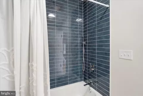 Bath - 1428 Covington St, Baltimore, MD 21230 photo 6 of 12