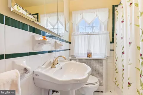 Bath - 209 Cedarcroft Rd, Baltimore, MD 21212 photo 2 of 3