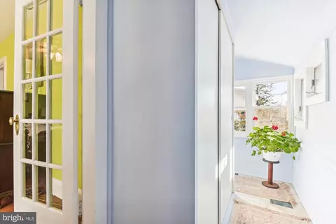 Entry Way - 209 Cedarcroft Rd, Baltimore, MD 21212 photo 3 of 4