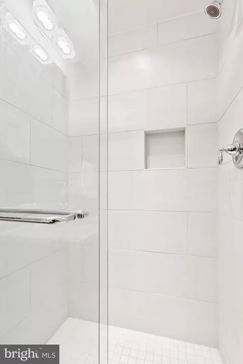 Bath - 616 S Milton Ave, Baltimore, MD 21224 photo 2 of 5