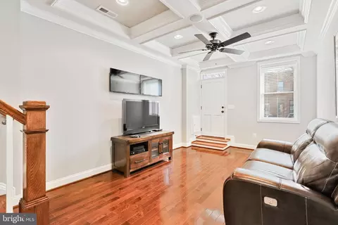 Living - 616 S Milton Ave, Baltimore, MD 21224 photo 2 of 4
