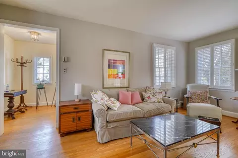 Living - 327 Broadmoor Rd, Baltimore, MD 21212 photo 2 of 6