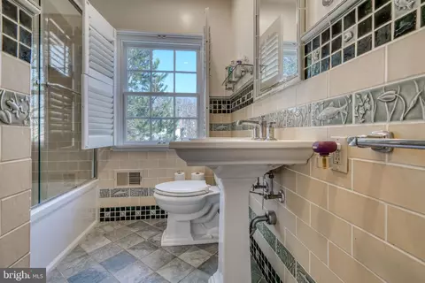 Bath - 327 Broadmoor Rd, Baltimore, MD 21212 photo 2 of 7