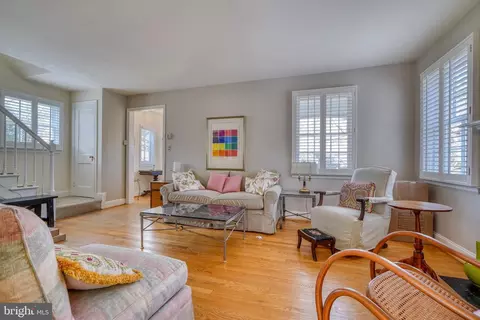 Living - 327 Broadmoor Rd, Baltimore, MD 21212 photo 4 of 6
