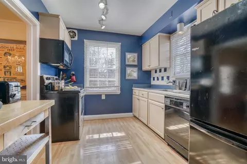 Kitchen - 327 Broadmoor Rd, Baltimore, MD 21212 photo 2 of 4
