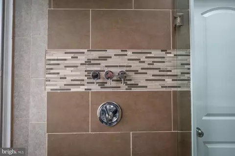 Bath - 442 W 23rd St, Baltimore, MD 21211 photo 6 of 15