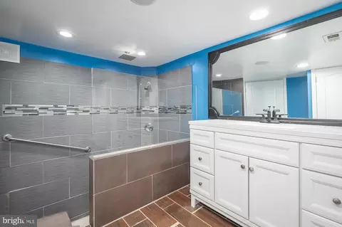 Bath - 442 W 23rd St, Baltimore, MD 21211 photo 13 of 15
