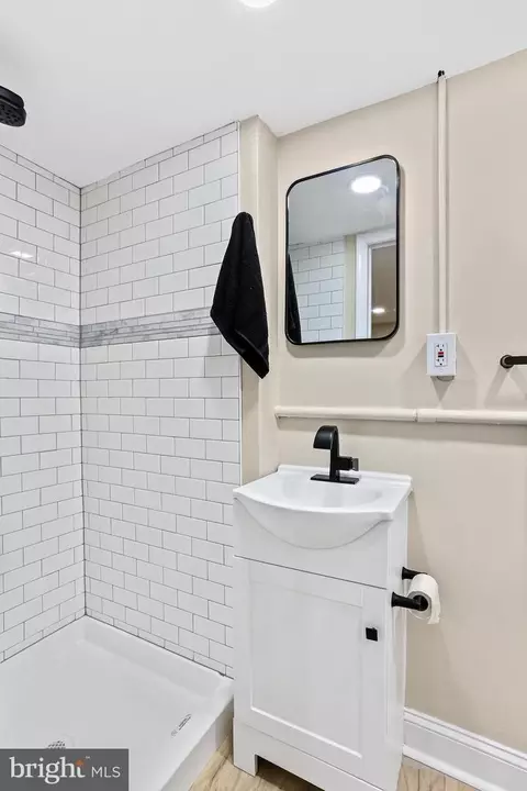 Bath - 1228 Glenhaven Rd, Baltimore, MD 21239 photo 3 of 3