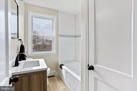 Bath - 1228 Glenhaven Rd, Baltimore, MD 21239 photo 2 of 3