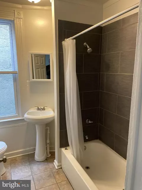 Bath - 450 E Lorraine Ave, Baltimore, MD 21218 photo 1 of 1