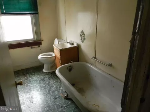 Bath - 5312 Denmore Ave, Baltimore, MD 21215 photo 1 of 1