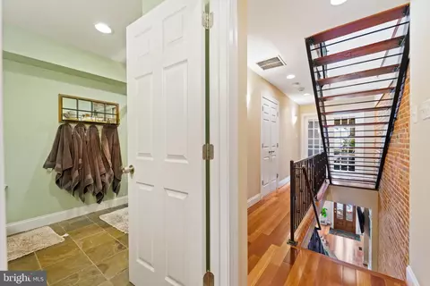 Entry Way - 1009 S Clinton St, Baltimore, MD 21224 photo 2 of 5