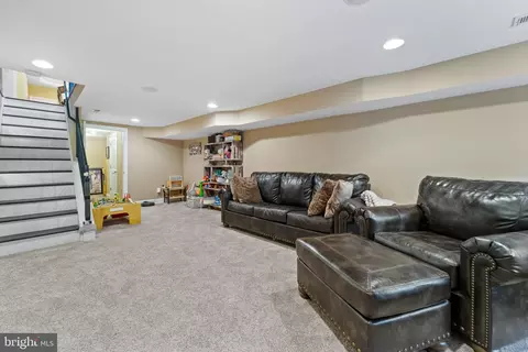 Living - 1009 S Clinton St, Baltimore, MD 21224 photo 6 of 7