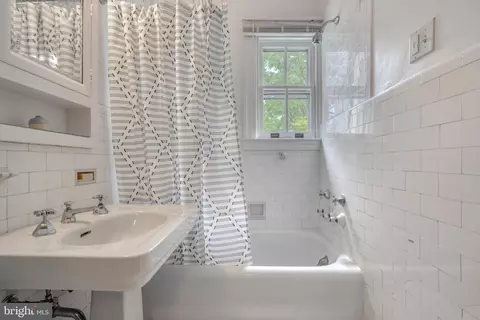Bath - 406 Northway, Baltimore, MD 21218 photo 4 of 7