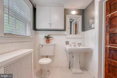 Bath - 406 Northway, Baltimore, MD 21218 photo 2 of 7