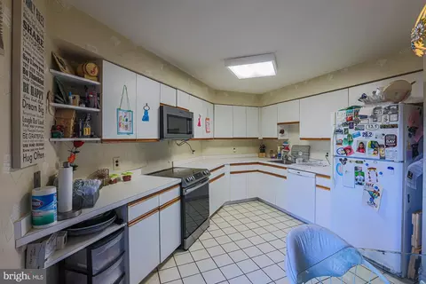 Kitchen - 3041 Fallstaff Rd #307D, Baltimore, MD 21209 photo 3 of 5