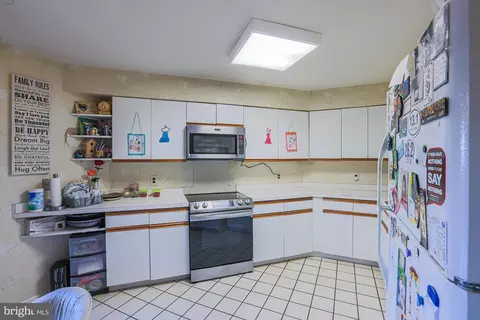 Kitchen - 3041 Fallstaff Rd #307D, Baltimore, MD 21209 photo 4 of 5