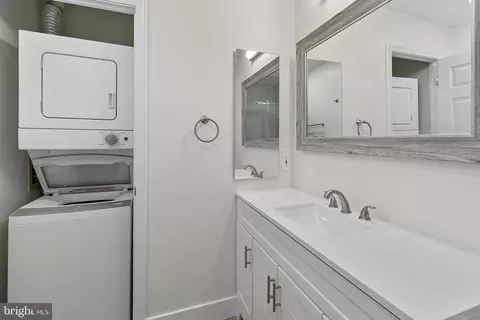 Bath - 100 Harborview Dr #507, Baltimore, MD 21230 photo 2 of 2