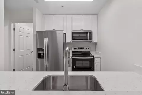Kitchen - 100 Harborview Dr #507, Baltimore, MD 21230 photo 2 of 4