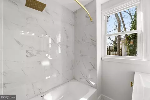 Bath - 2701 Beechland Ave, Baltimore, MD 21214 photo 3 of 6