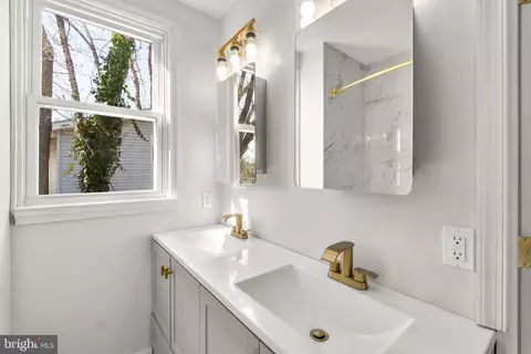 Bath - 2701 Beechland Ave, Baltimore, MD 21214 photo 2 of 6