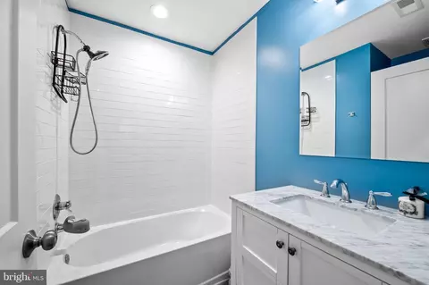 Bath - 1304 Andre St, Baltimore, MD 21230 photo 2 of 5