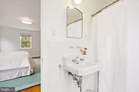 Bath - 110 Taplow Rd, Baltimore, MD 21212 photo 2 of 4