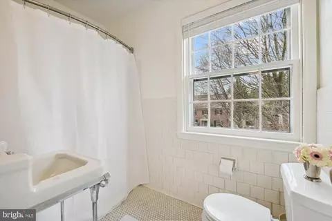Bath - 110 Taplow Rd, Baltimore, MD 21212 photo 3 of 4