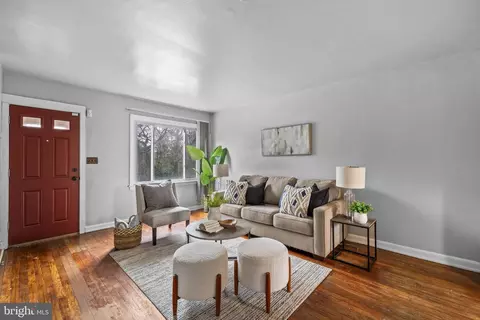 Living - 4522 Mountview Rd, Baltimore, MD 21229 photo 3 of 4