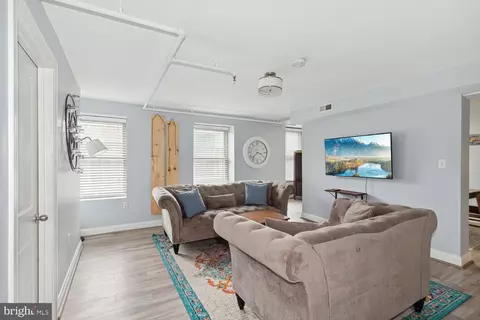 Living - 511 S Bond St #103, Baltimore, MD 21231 photo 1 of 2
