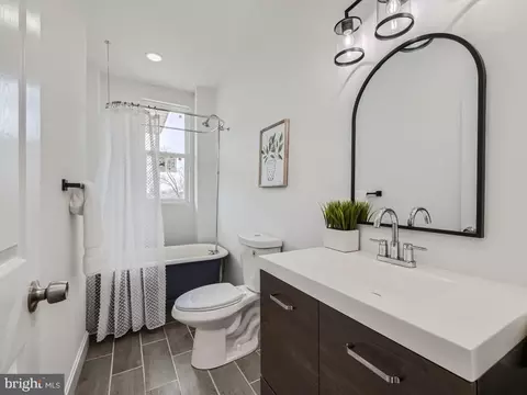 Bath - 2807 Erdman Ave, Baltimore, MD 21213 photo 1 of 4