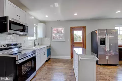 Kitchen - 4000 Third St, Baltimore Highlands, MD 21225 photo 3 of 4