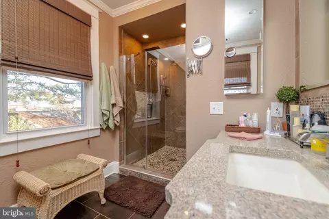 Bath - 3900 Chesley Ave, Baltimore, MD 21206 photo 2 of 5