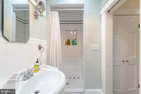 Bath - 3900 Chesley Ave, Baltimore, MD 21206 photo 4 of 5
