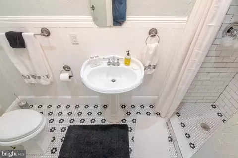 Bath - 3900 Chesley Ave, Baltimore, MD 21206 photo 3 of 5