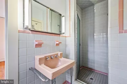 Bath - 304 Northway, Baltimore, MD 21218 photo 3 of 4