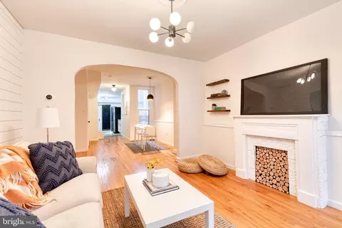Living - 318 S Durham St, Baltimore, MD 21231 photo 3 of 5