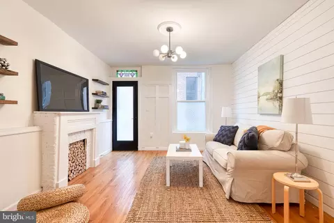 Living - 318 S Durham St, Baltimore, MD 21231 photo 4 of 5