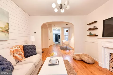 Living - 318 S Durham St, Baltimore, MD 21231 photo 2 of 5
