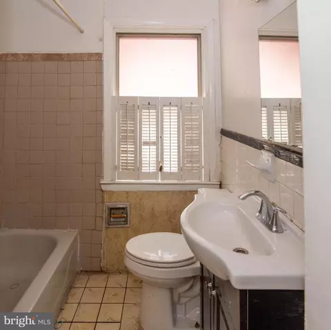 Bath - 4119 Gladden Ave, Baltimore, MD 21213 photo 2 of 4