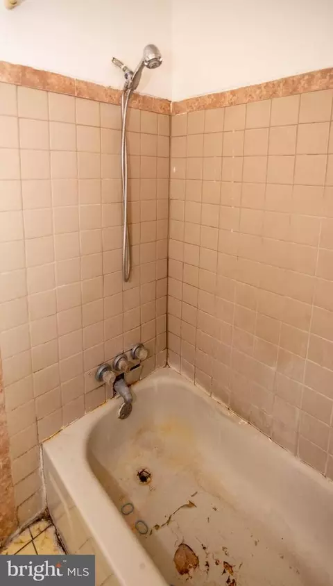 Bath - 4119 Gladden Ave, Baltimore, MD 21213 photo 1 of 4