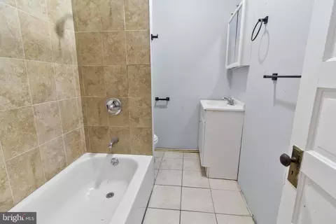 Bath - 3814 W Garrison Ave, Baltimore, MD 21215 photo 4 of 5