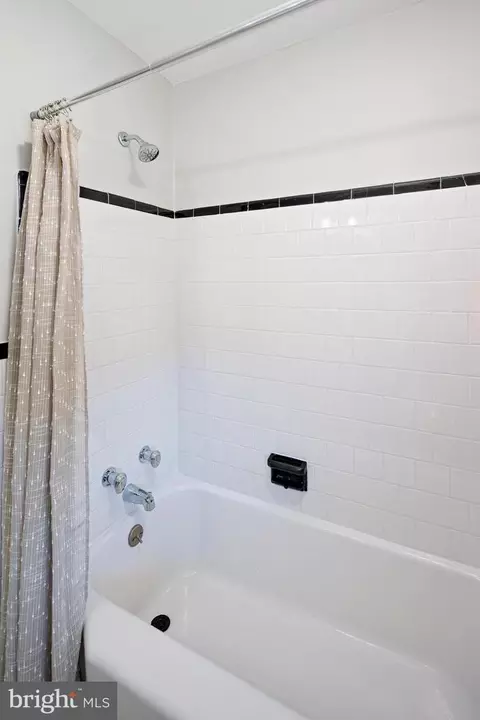 Bath - 3538 Elmora Ave, Baltimore, MD 21213 photo 3 of 5